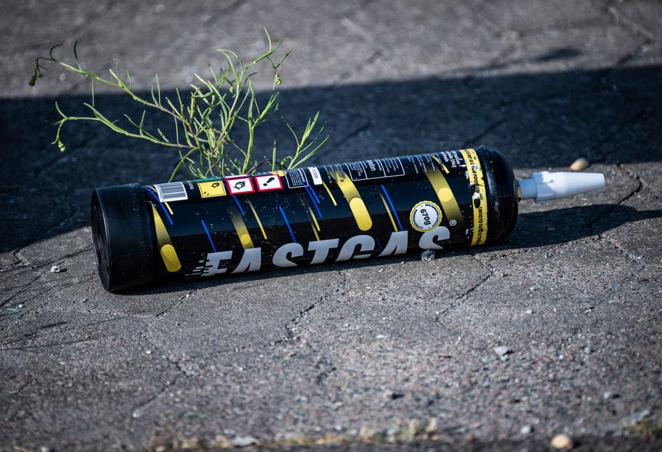 En lustgasflaska slängd på marken. Arkivbild. Johan Nilsson/TT