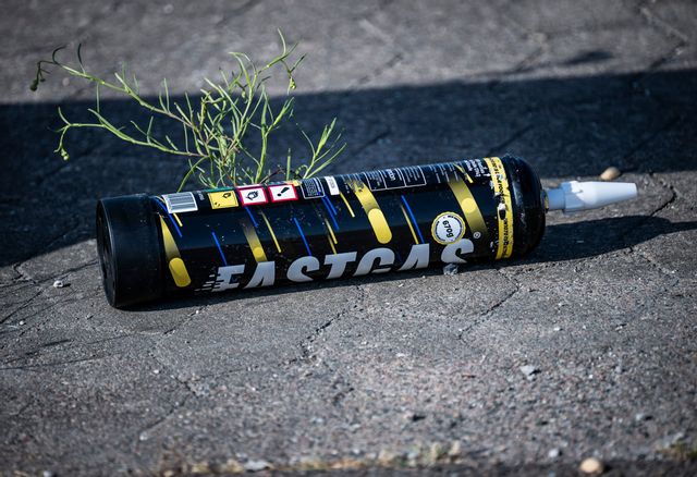 En lustgasflaska slängd på marken. Arkivbild. Johan Nilsson/TT