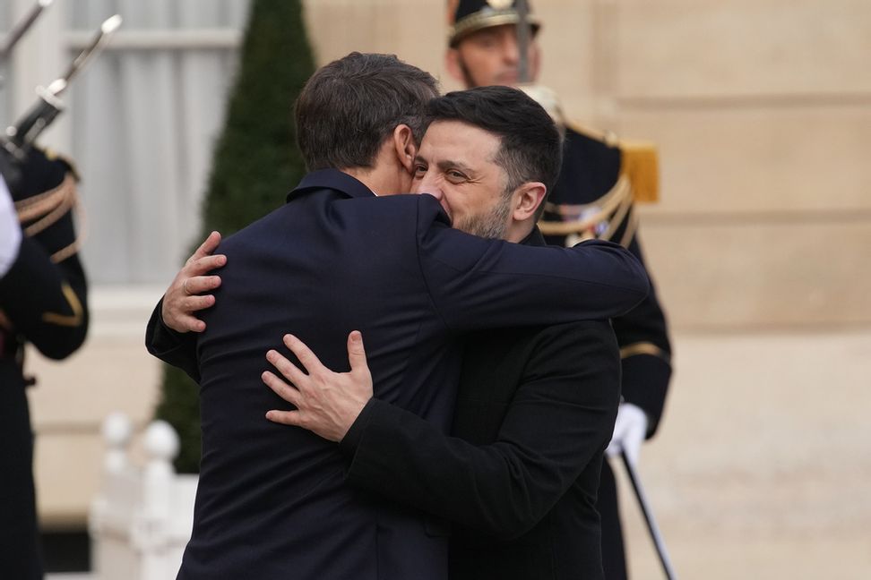 Macron och Zelenskyj omfamnar varandra i Paris på måndagen. Christophe Ena/AP/TT
