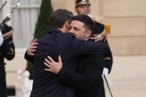 Macron och Zelenskyj omfamnar varandra i Paris på måndagen. Christophe Ena/AP/TT