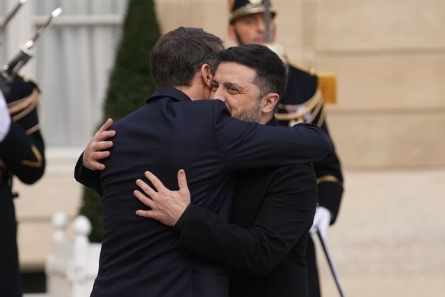 Macron och Zelenskyj omfamnar varandra i Paris på måndagen. Christophe Ena/AP/TT