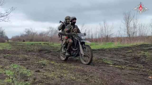 Ryska motorcykelburna infanterister övar på anfallsstrid på ej namgiven plats. Foto: Rysslands försvarsministeriums presstjänst via AP