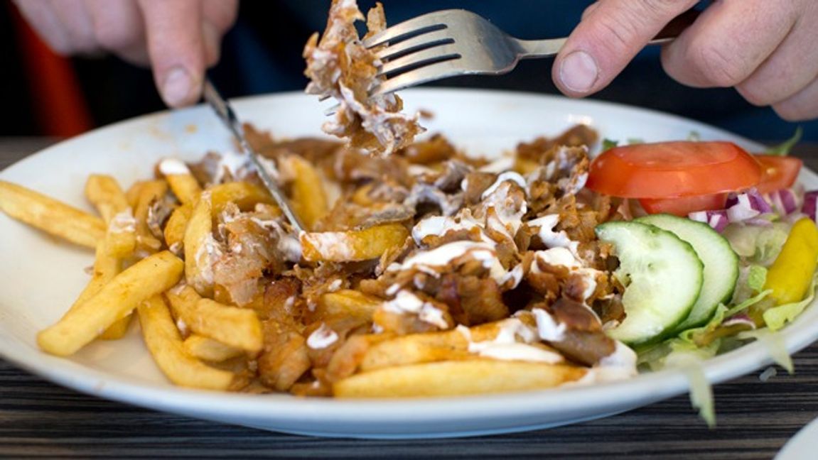 Kebabtallrik med pommes frites och sallad. Genrebild. Foto: Björn Larsson Rosvall / SCANPIX