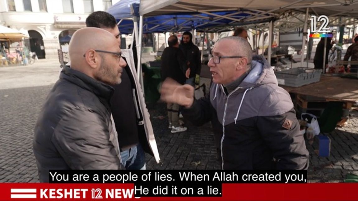 Antisemitisk arabisk torghandlare i Malmö intervjuas i den israeliska dokumentären. Foto: Kanal 12