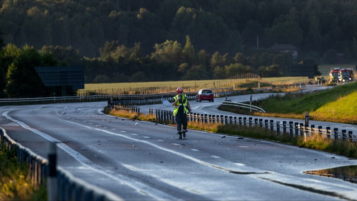 En del av E45 har stängts av efter att skyfall orsakat skador på vägen. Foto: JOACHIM NYWALL/TT