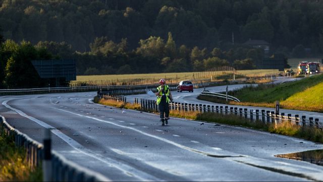 En del av E45 har stängts av efter att skyfall orsakat skador på vägen. Foto: JOACHIM NYWALL/TT