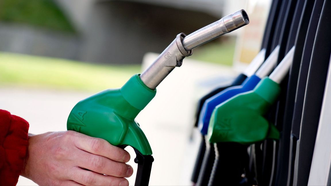 Genrebild. Bensinpriset ligger strax under 15 kr per litern i stora delar av Sverige. Foto: Pontus Lundahl/TT