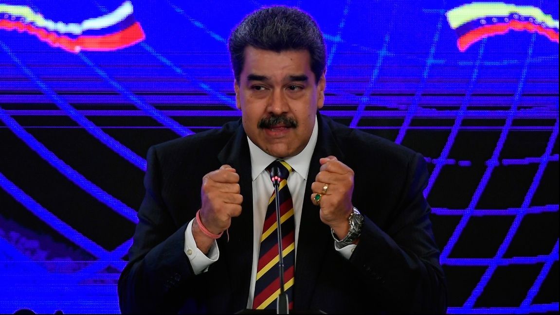 Venezuelas president Nicolas Maduro kan öka oljeproduktionen när rysk olja riskerar att hamna under sanktioner. Arkivbild. Foto: Matias Delacroix AP/TT