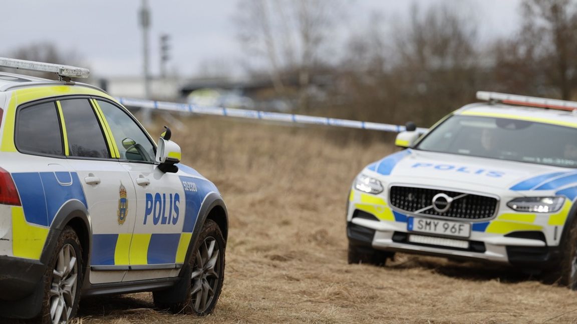 Avspärrningar och polis vid platsen där en 17-årig flicka hittades död på måndagskvällen. Arkivbild. Foto: Adam Ihse/TT