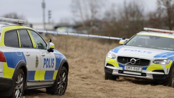 Avspärrningar och polis vid platsen där en 17-årig flicka hittades död på måndagskvällen. Arkivbild. Foto: Adam Ihse/TT
