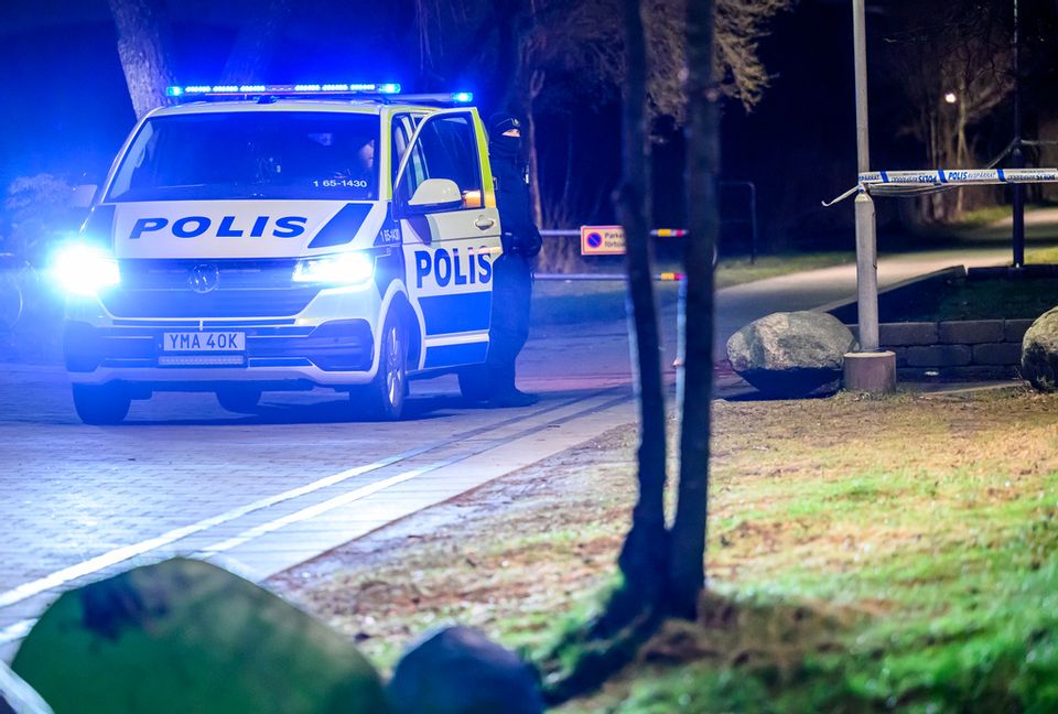 Polis på plats där en skottlossning inträffat, tidigt på torsdagsmorgonen. Johan Nilsson/TT