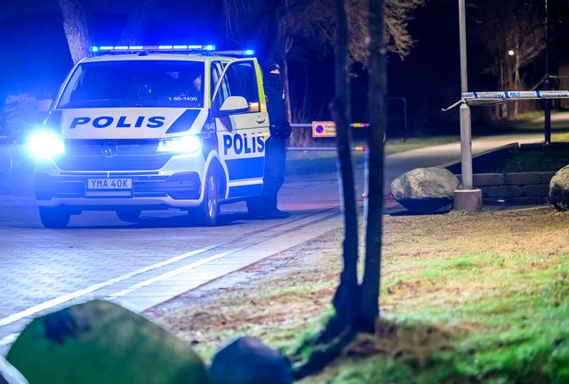 Polis på plats där en skottlossning inträffat, tidigt på torsdagsmorgonen. Johan Nilsson/TT