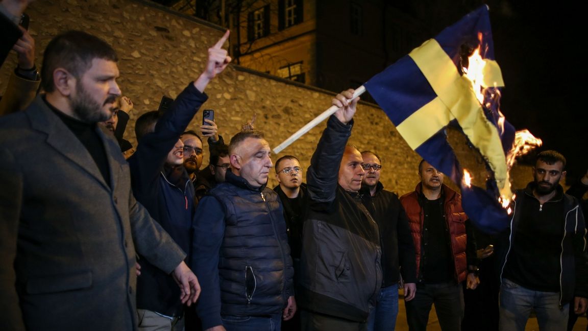 Demonstranter som sätter eld på den svenska flaggan utanför Sveriges konsulat i Istanbul. Foto: Emrah Gurel/AP/TT