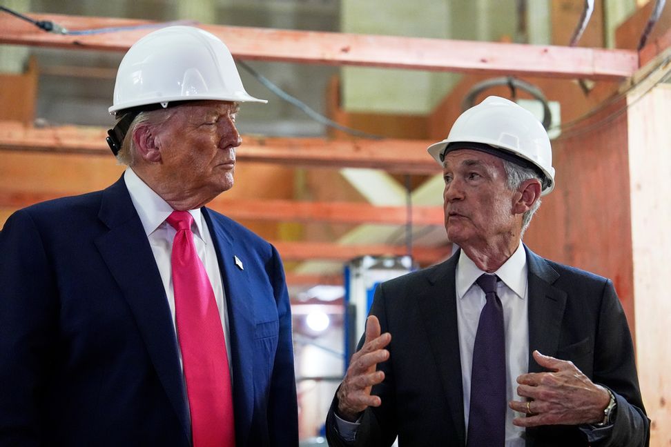 USA:s president Donald Trump och centralbankschefen Jerome Powell under ett besök hos Fed, som håller på att renovera lokalerna. Foto: Julia Demaree Nikhinson/AP/TT