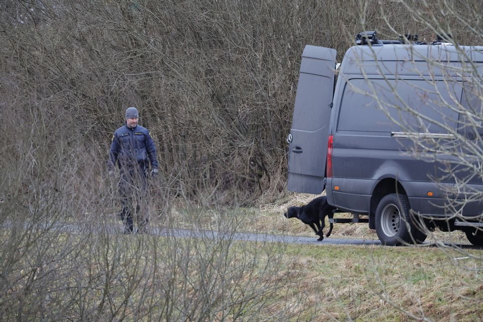 Polis och nationella bombskyddet på plats i Partille där man påträffat ett misstänkt farligt föremål intill en gångbana. Adam Ihse/TT