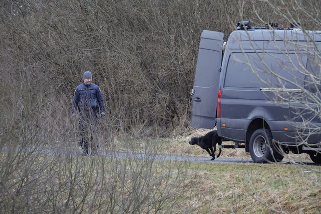 Polis och nationella bombskyddet på plats i Partille där man påträffat ett misstänkt farligt föremål intill en gångbana. Adam Ihse/TT
