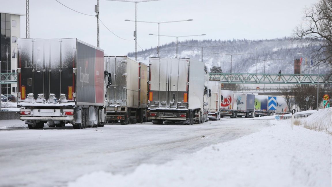 Köer av bilar och lastbilar på E4 norrgående utanför Jönköping på onsdagen. Foto: Mattias Landström/TT