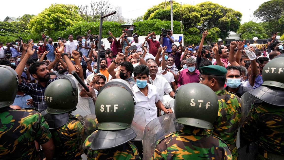 Premiärminister Mahinda Rajapaksa avgår, meddelade han under måndagen. Foto: Eranga Jayawardena/AP/TT