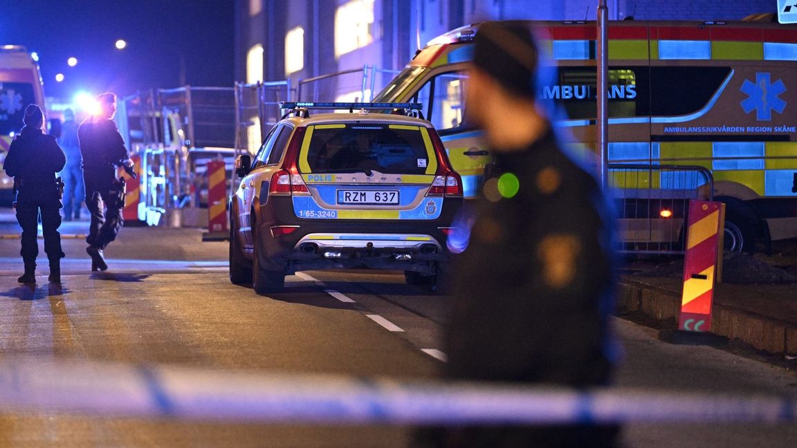 Polis på plats på Lertegelvägen i Oxie utanför Malmö efter en misstänkt skottlossning på fredagskvällen. Foto: Johan Nilsson/TT