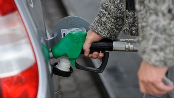  Bensinpriset sjönk till under 15 kronor på flera mackar – billigare än en liter mjölk. Foto: Leif R Jansson/TT