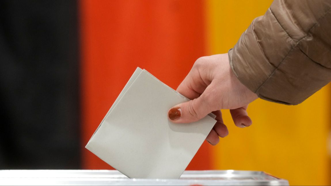 En invånare röstar i Berlin. Michael Probst/AP/TT