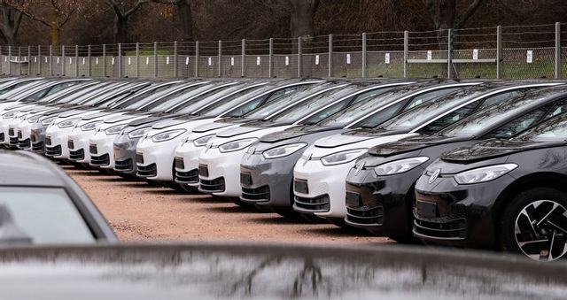 Bilar på rad vid Volkswagens fabrik i Zwickau i februari. Jens Meyer/AP/TT