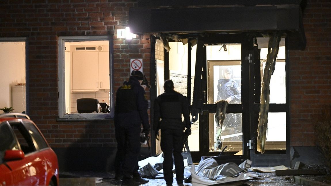 Polisens avspärrningar efter en explosion i ett trapphus till ett flerfamiljshus i Lidingö. Foto: HENRIK MONTGOMERY/TT