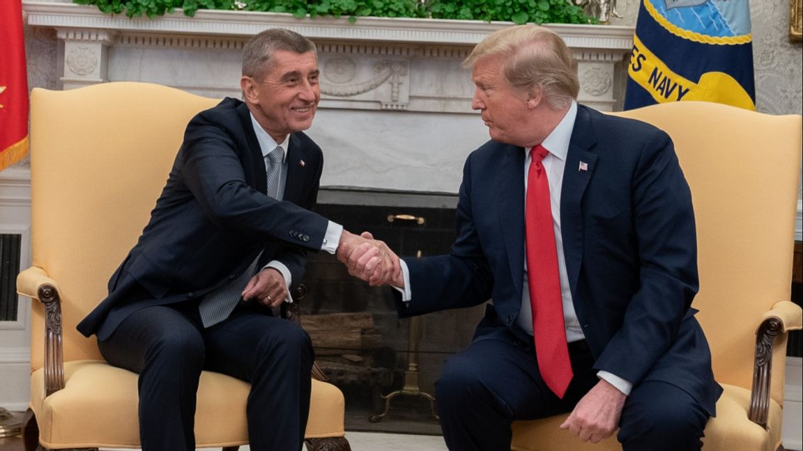Andrej Babiš, som återigen är premiärminister i Tjeckien, skakar hand med Donald Trump under hans tidigare presidentperiod. Foto: The White House/Public Domain