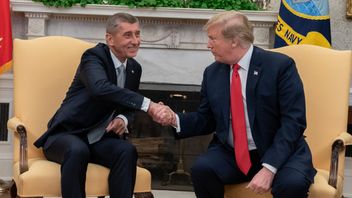 Andrej Babiš, som återigen är premiärminister i Tjeckien, skakar hand med Donald Trump under hans tidigare presidentperiod. Foto: The White House/Public Domain