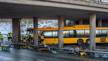 Polis, ambulans och räddningstjänst på plats på E22 Stockholmsvägen i Malmö efter att en buss från Skånetrafiken kört in i en bropelare på fredagsmorgonen. Foto: Johan Nilsson/TT