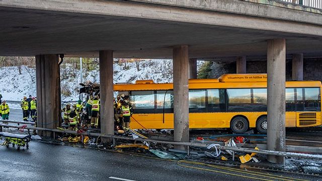 Polis, ambulans och räddningstjänst på plats på E22 Stockholmsvägen i Malmö efter att en buss från Skånetrafiken kört in i en bropelare på fredagsmorgonen. Foto: Johan Nilsson/TT