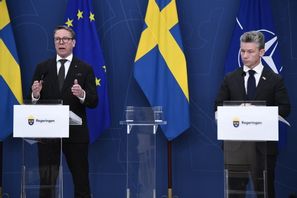 Mer och fortare. Det är budskapet från FMV:s generaldirektör Göran Mårtensson och försvarsminister Pål Jonson (M). Foto: Lars Schröder/TT
