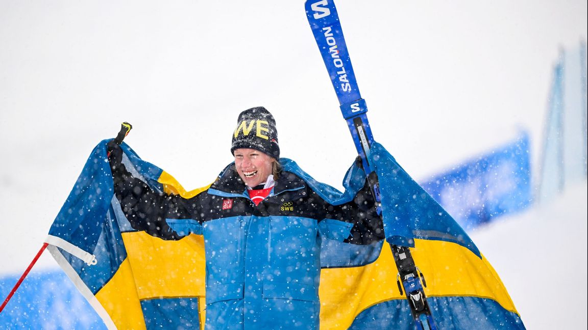 Sandra Näslund efter att ha tagit OS-guld i skicross den 17:e februari. Foto: Pontus Lundahl/TT