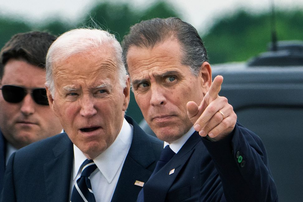 USA:s president Joe Biden tillsammans med sonen hunter Biden i juli. Arkivbild. Foto: Manuel Balce Ceneta/AP/TT