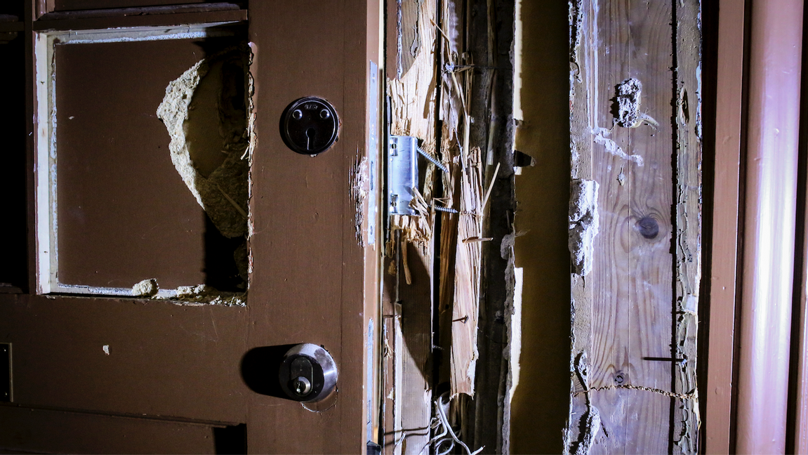 Genrebild. Mannen ska bland annat ha setts hugga i en dörr med yxa. Foto: Helena Landstedt/TT