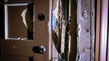 Genrebild. Mannen ska bland annat ha setts hugga i en dörr med yxa. Foto: Helena Landstedt/TT