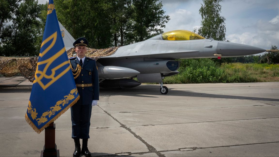 En ukrainsk officer står framför ett F-16-plan som nyligen lämnats över till Ukraina av västerländska partnerländer som en del av det första partiet stridsflygplan den 4 augusti 2024. Foto: AP Photo/Efrem Lukatsky