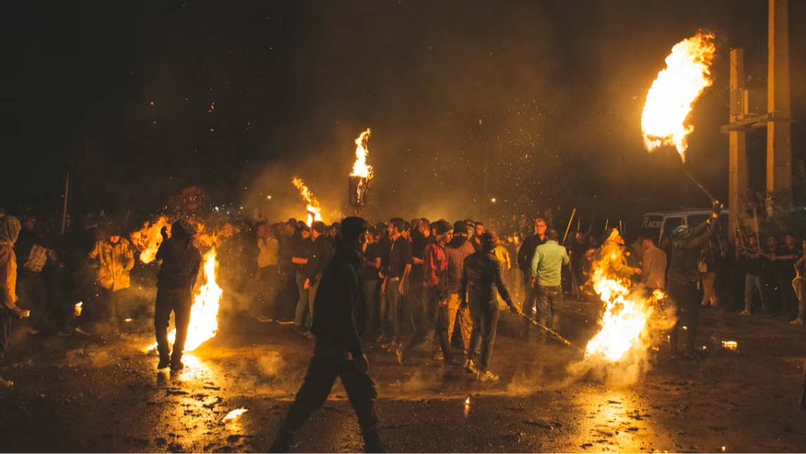 ”Upplopp? Nej, jag bara råkade promenera förbi när jag var ute med hunden.” Foto: Mohammad Mardani, Unsplash