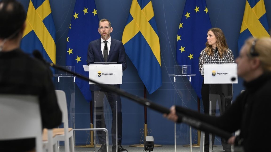 Socialminister Jakob Forssmed (KD) och Sara Byfors, avdelningschef på Folkhälsomyndigheten, håller pressträff om inreserestriktioner. Foto: Fredrik Sandberg/TT