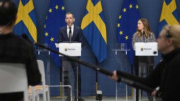 Socialminister Jakob Forssmed (KD) och Sara Byfors, avdelningschef på Folkhälsomyndigheten, håller pressträff om inreserestriktioner. Foto: Fredrik Sandberg/TT