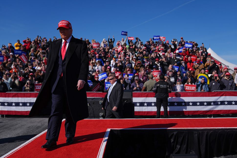 Republikanernas presidentkandidat Donald Trump vid ett valmöte i Lititz, Pennsylvania, på söndagen lokal tid. Evan Vucci/AP/TT