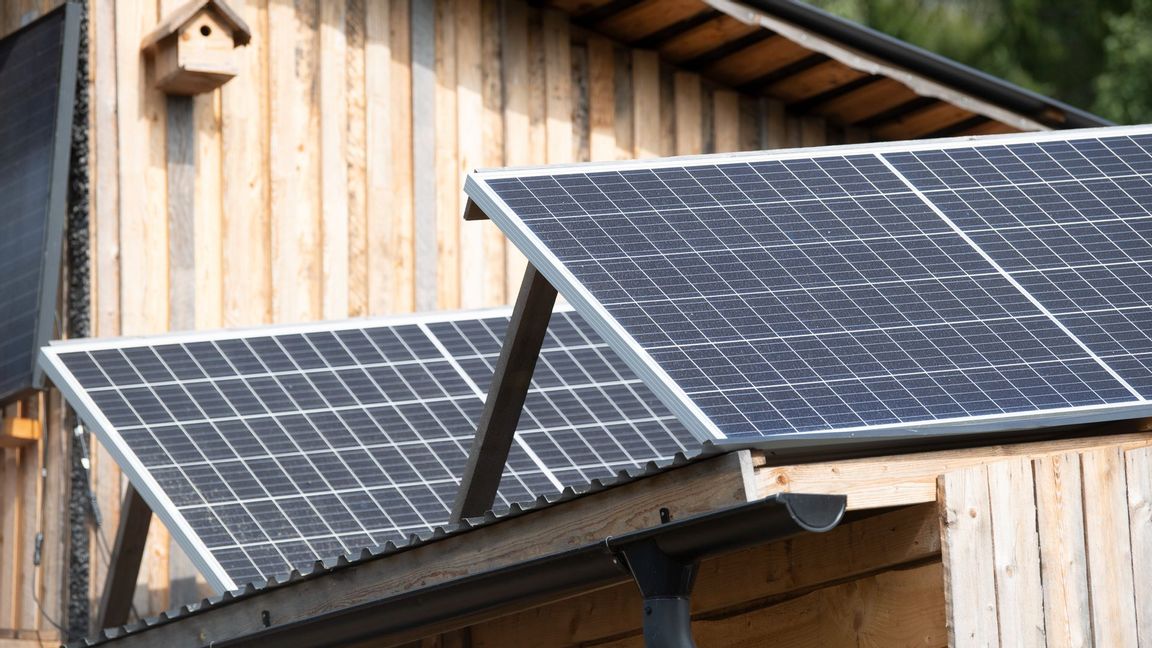 Solceller på hustak är ett exempel på hur teknikutveckling och innovation kan minska klimatpåverkan utan att begränsa ekonomisk tillväxt – precis den väg som Timbro förespråkar i klimatdebatten. Foto: Fredrik Sandberg/TT