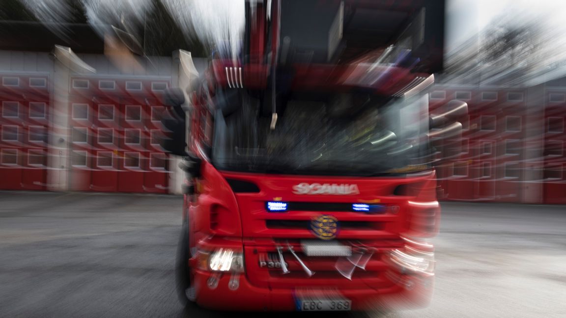 Flera enheter från räddningstjänsten höll då på att rökdyka för att bilda sig en uppfattning om branden. Foto: Pontus Lundhdal/TT. 