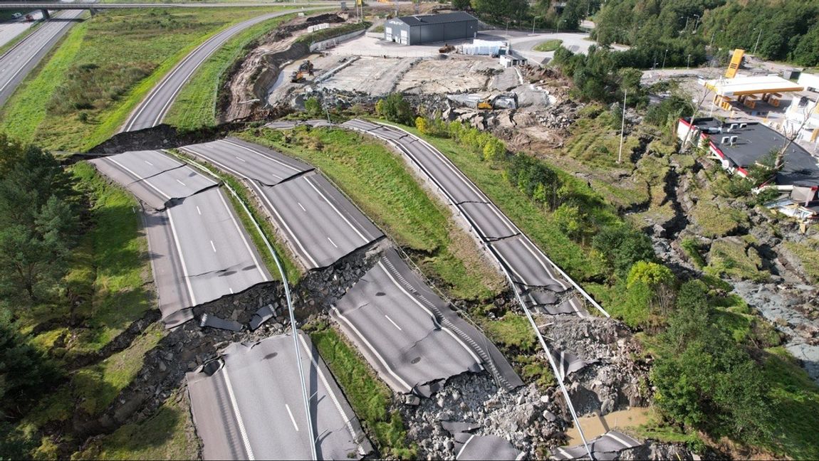 Jordskredet utanför Stenungsund orsakades inte av klimatet utan av människor. Foto: Hanna Brunlöf Windell/TT 