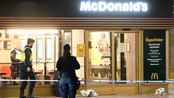 Poliser på plats i Vällingby där en stor polisinsats pågår. Foto: Fredrik Sandberg / TT