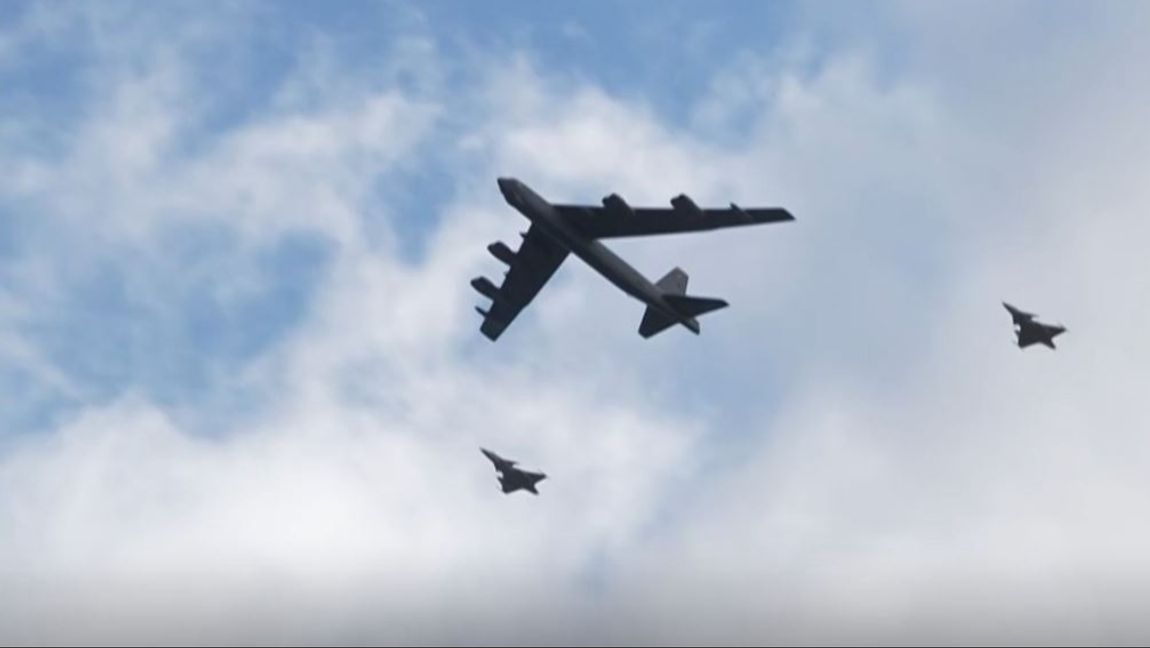 Amerikanska B-52 Stratofortress och svenska Jas 39 Gripen genomförde en gemensam formationsflygning över riksdagen på tisdagen för att markera Sveriges ettåriga Nato-medlemskap. Foto: TT
