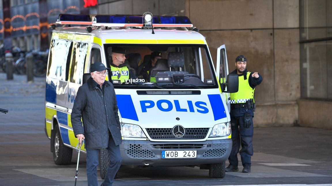 Poliser och en polisbuss vid Kulturhuset i Stockholm. Foto: Claudio Bresciani / TT 