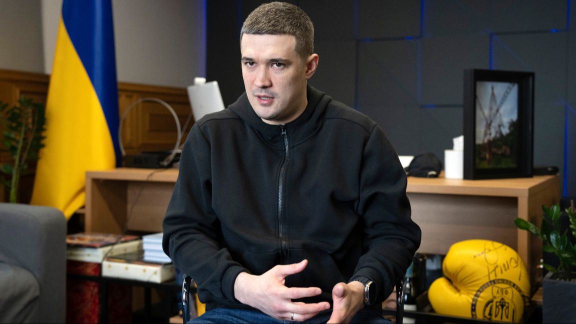 Ukrainas nye försvarsminister under en intervju med AP i sin dåvarande roll som digitaliseringsminister i Kiev den 21 april 2023. Foto: AP Photo/Efrem Lukatsky