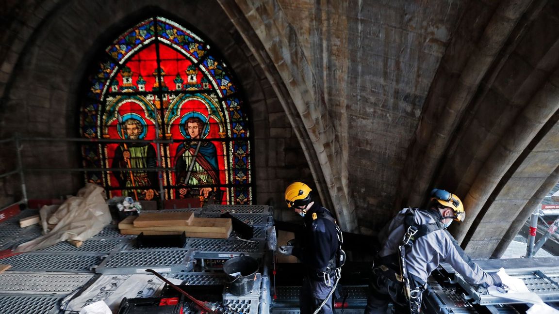 Förhoppningen är att arbetet med den eldhärjade katedralen Notre-Dame ska vara färdigt i tid till sommar-OS 2024. Arkivbild från förra året. Foto: Ian Langsdon/AP/TT Foto:
