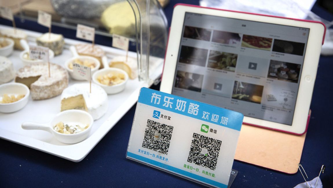 I Kina går det mesta att betala med hjälp av superapparna Wechat och Alipay. Arkivbild. Foto: Mark Schiefelbein/AP/TT